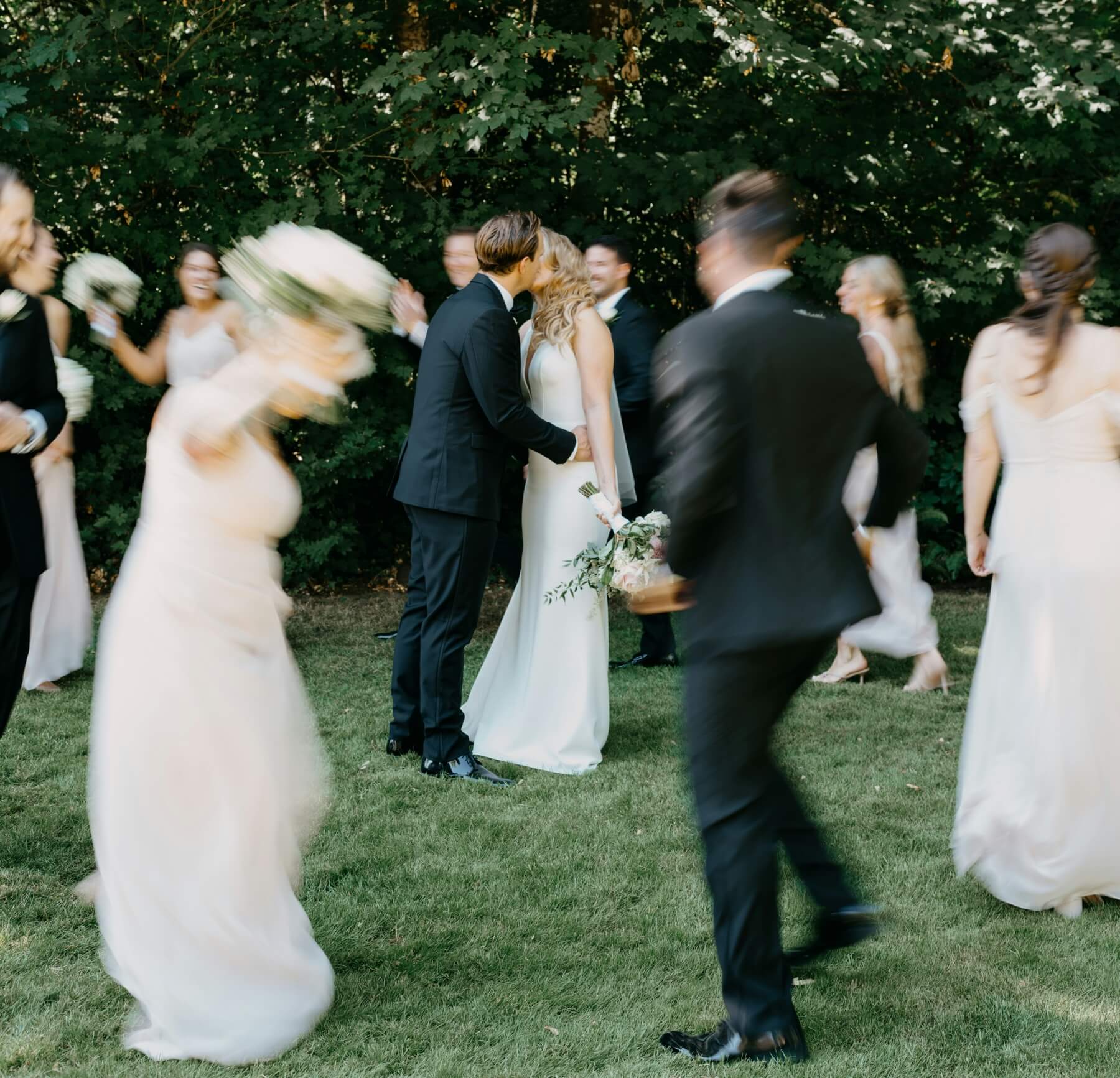 Ausgelassene Stimmung und Partygäste auf einer Hochzeit