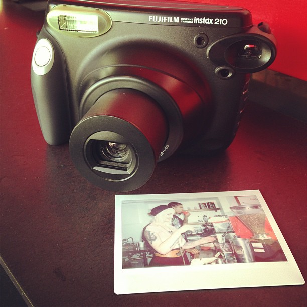 Fujifilm Instax Sofortbildkamera mit ausgedrucktem Sofortbild
